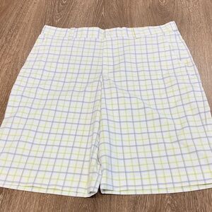 Nike Golf Men's White and Gray and Yellow Checkered Shorts, size 34.